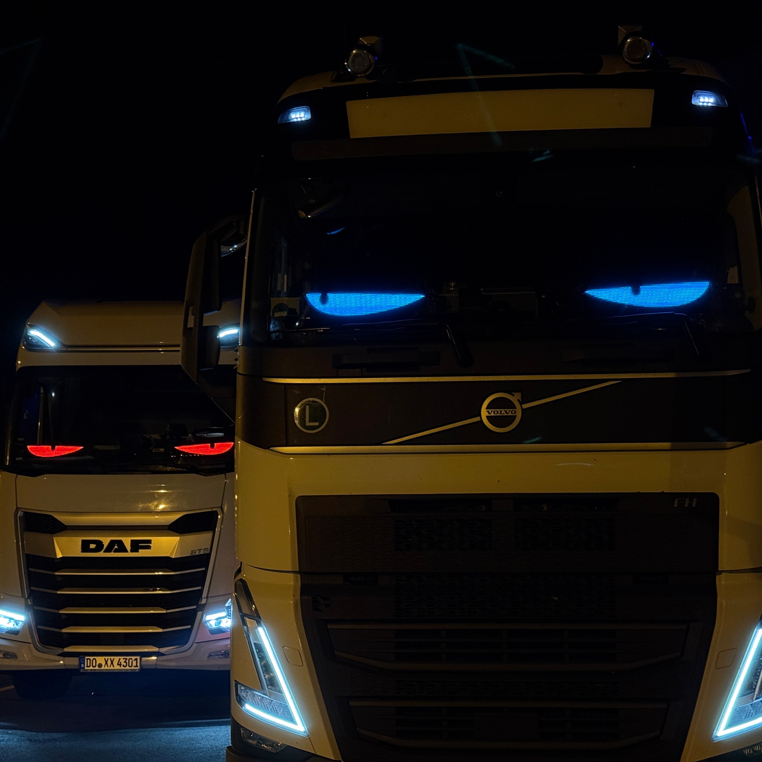 LED Devil Eyes am LKW bei Nacht aggressive Optik